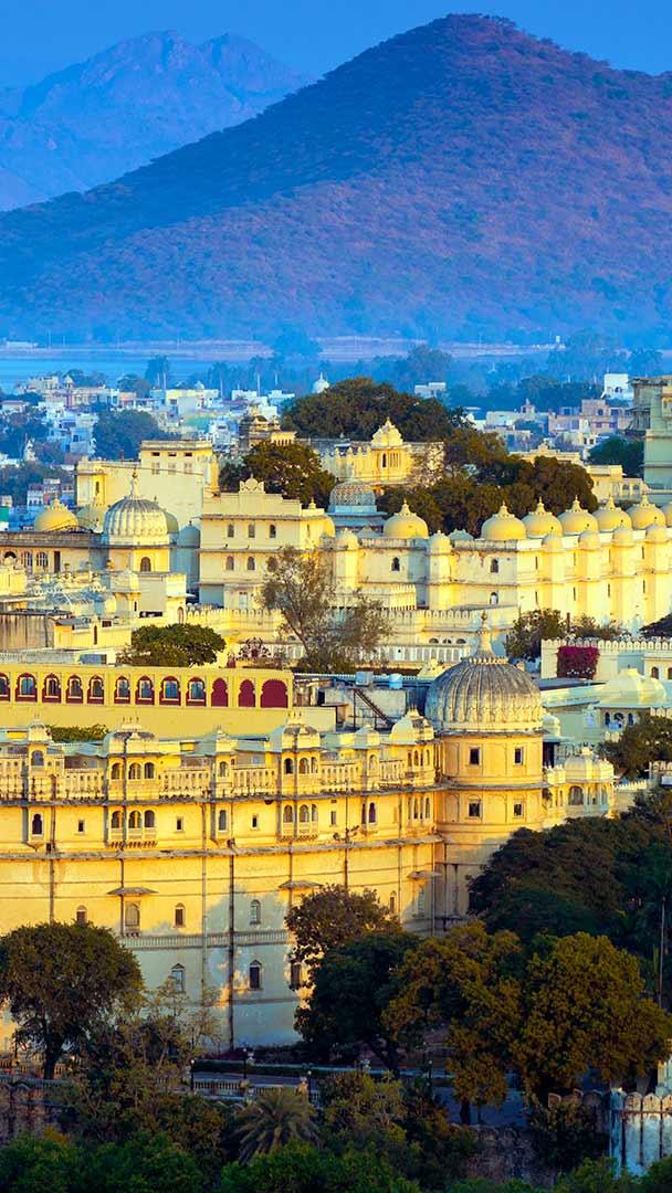 皮丘拉湖畔的乌代布尔城市宫殿，印度 (© Chaiyun Damkaew/Getty Images)