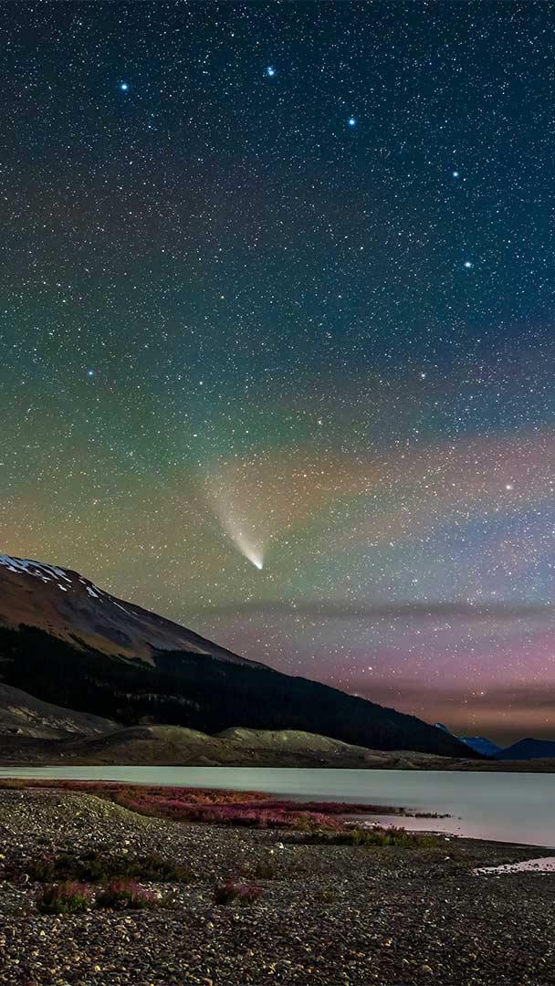 划过湖面上空的新智彗星,加拿大贾斯珀国家公园 (© Stocktrek Images, Inc./Alamy)
