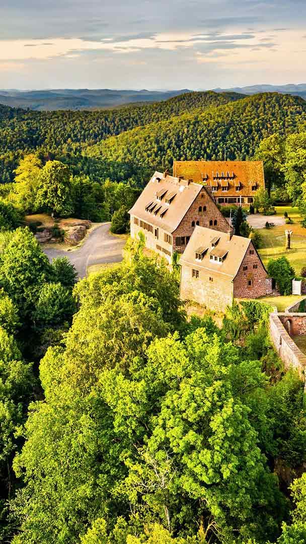 下莱茵省的胡内城堡,法国阿尔萨斯大区 (© Leonid Andronov/Alamy)