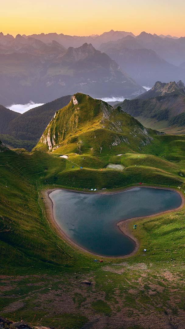 阿斯佩山谷中的蒙塔尼翁湖，法国 (© thieury/Adobe photo stock)