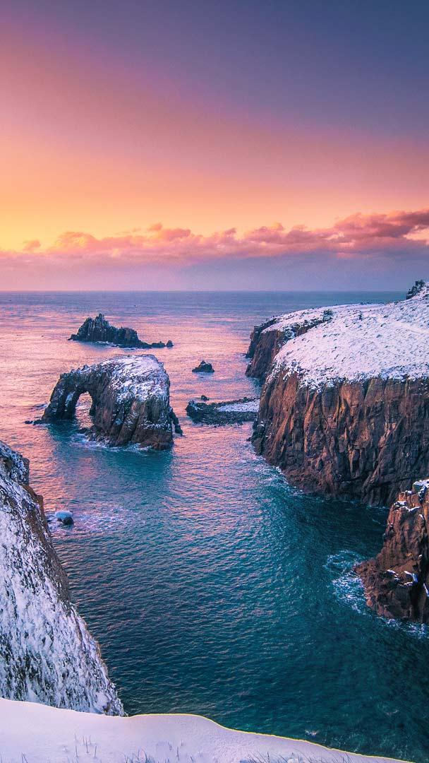 被雪覆盖的康沃尔天涯海角小径，康沃尔郡兰德恩德，英格兰 (© Josef FitzGerald-Patrick/Getty Images)