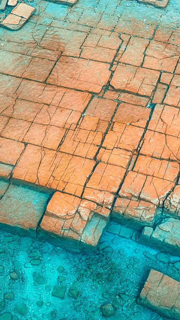 Shot of rocks in water in Tobermory, Ontario (© Reese Lassman/EyeEm/Getty Images)