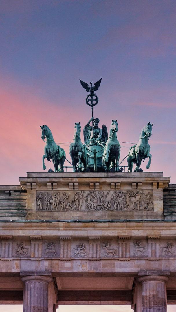 Brandenburger Tor bei Sonnenuntergang, Berlin (© Craig Hastings/Getty Images)