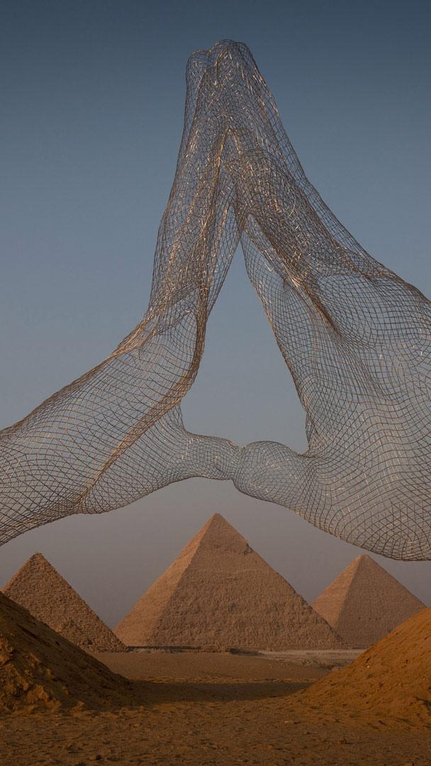 „Together” von Lorenzo Quinn, Große Pyramiden von Gizeh, Kairo, Ägypten (© Sima Diab/Getty Images)