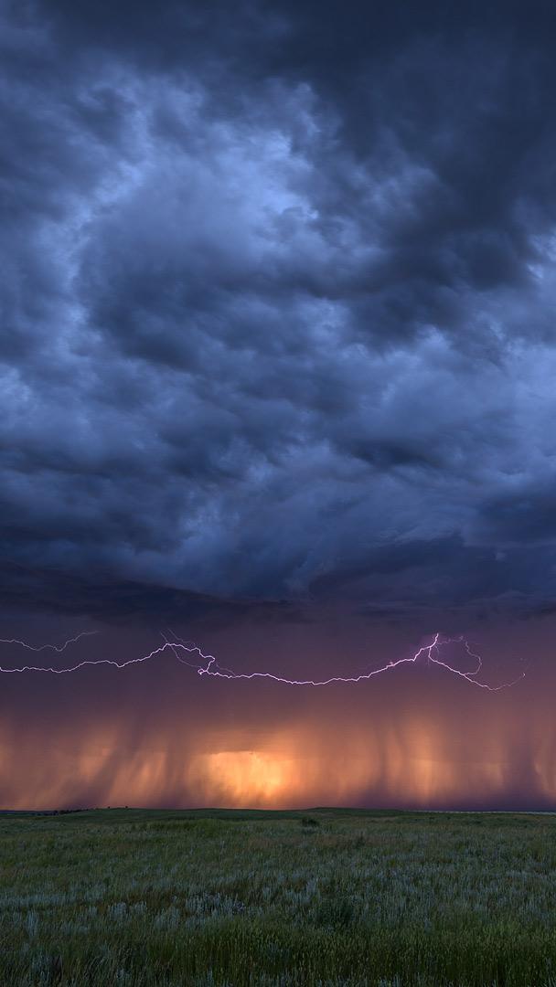 Blitze und Gewitterwolken bei Sonnenuntergang in der Nähe von Bowman, Nebraska, USA (© john finney photography/Getty Images)