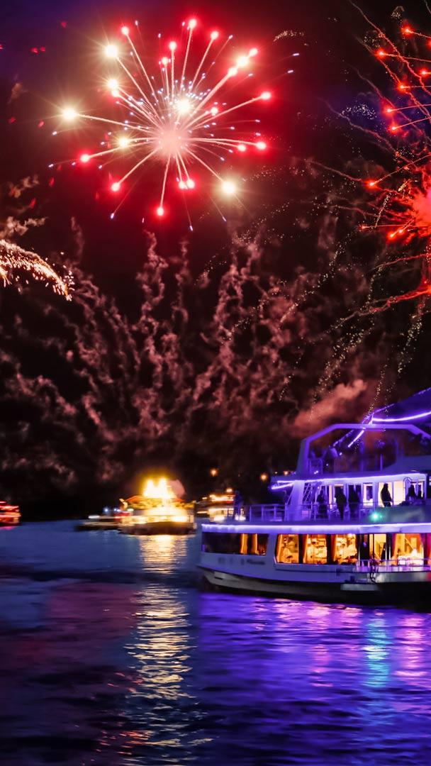 Feuerwerk Rhein in Flammen, Spay/Koblenz, Rheinland-Pfalz (© EKH-Pictures/Getty Images)