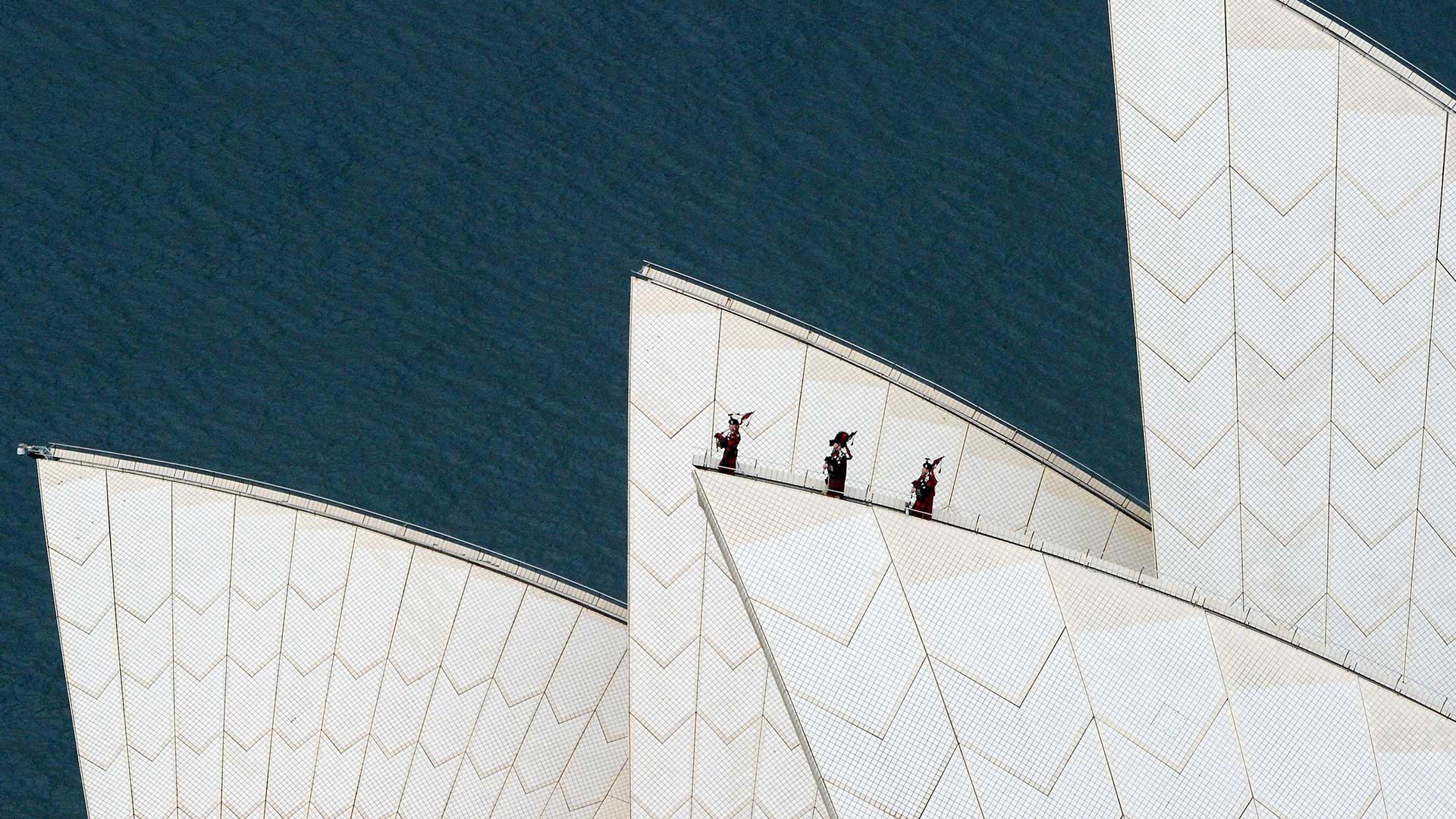 皇家高地燧发枪团在悉尼歌剧院屋顶演奏风笛 