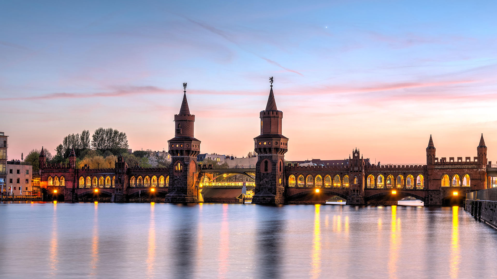 日落时分，柏林施普雷河上美丽的奥伯鲍姆桥 