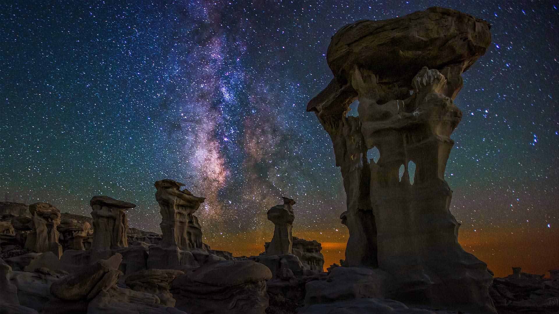 Bisti/De-Na-Zin Wilderness上空的银河，美国新墨西哥州 