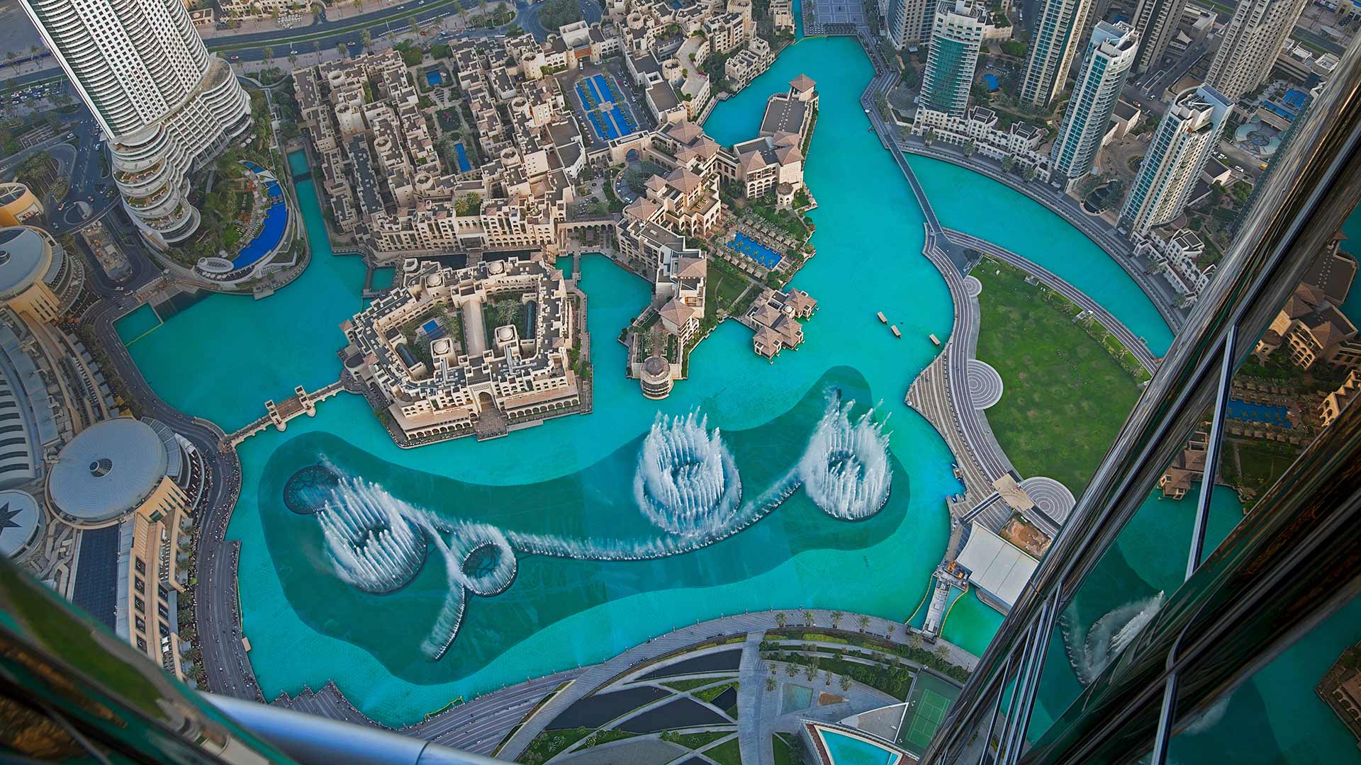 哈利法塔湖中的迪拜喷泉，迪拜哈利法塔 