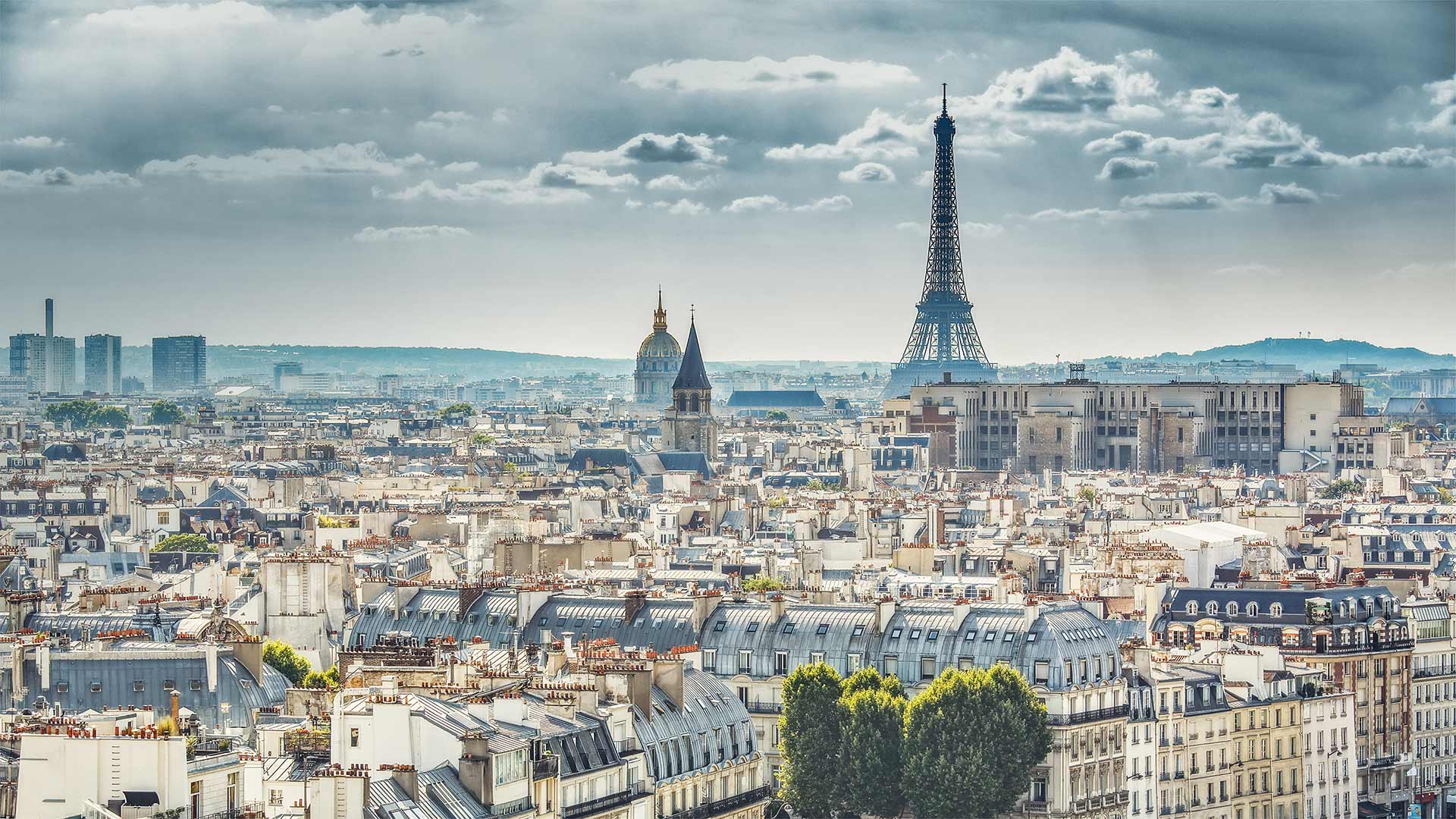从巴黎圣母院拍摄到的埃菲尔铁塔，法国巴黎 