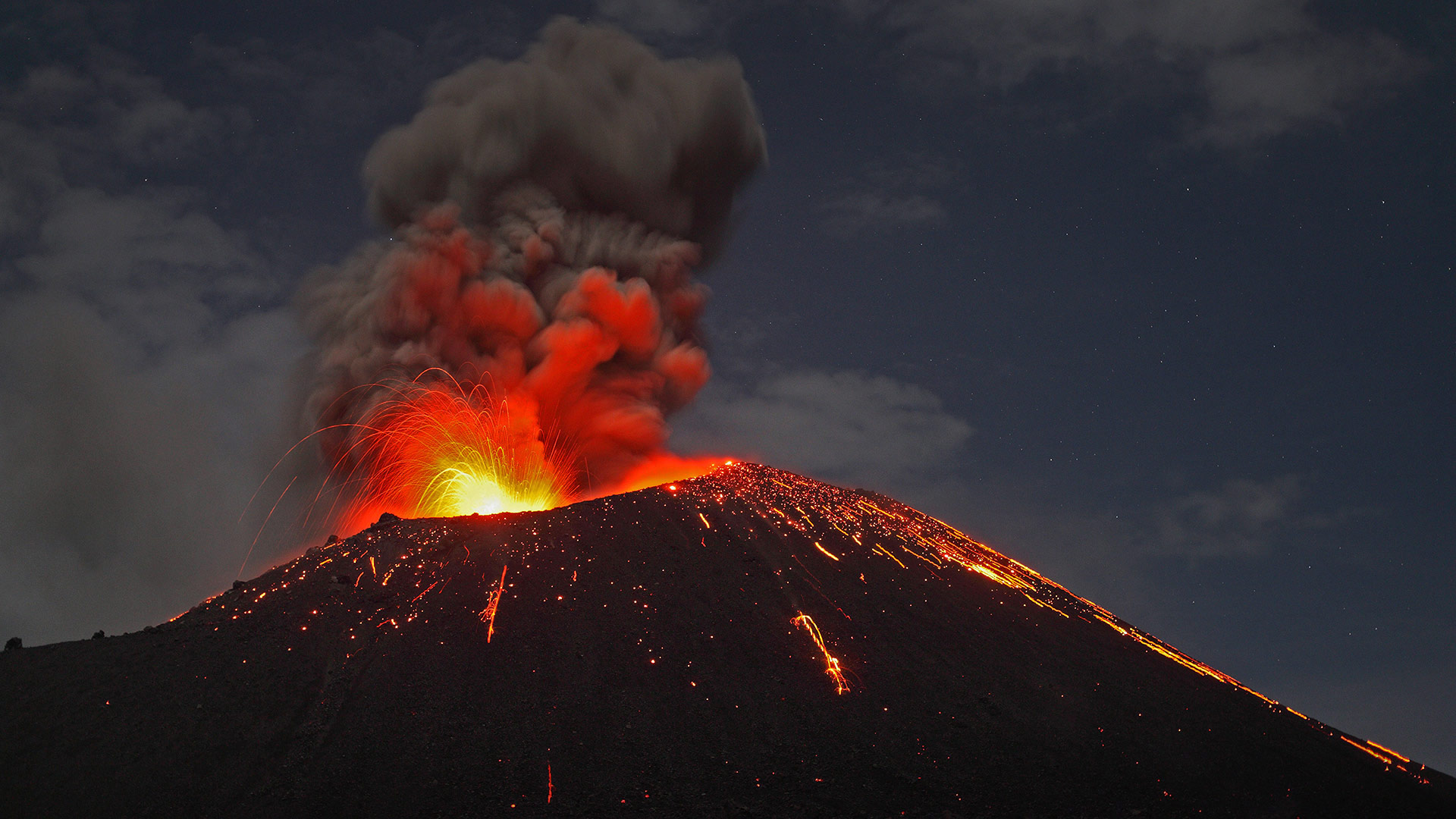 苏门答腊海岸正在喷发的喀拉喀托火山，印度尼西亚 