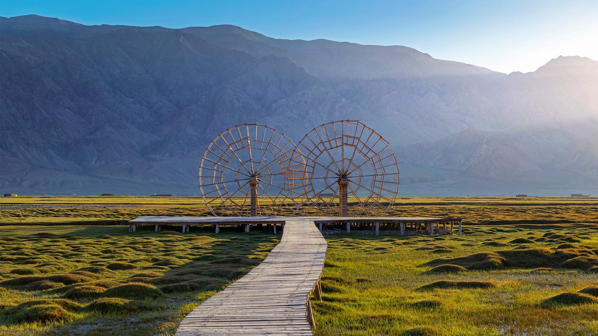 塔什库尔干草原上的水车，中国新疆塔吉克自治县 
