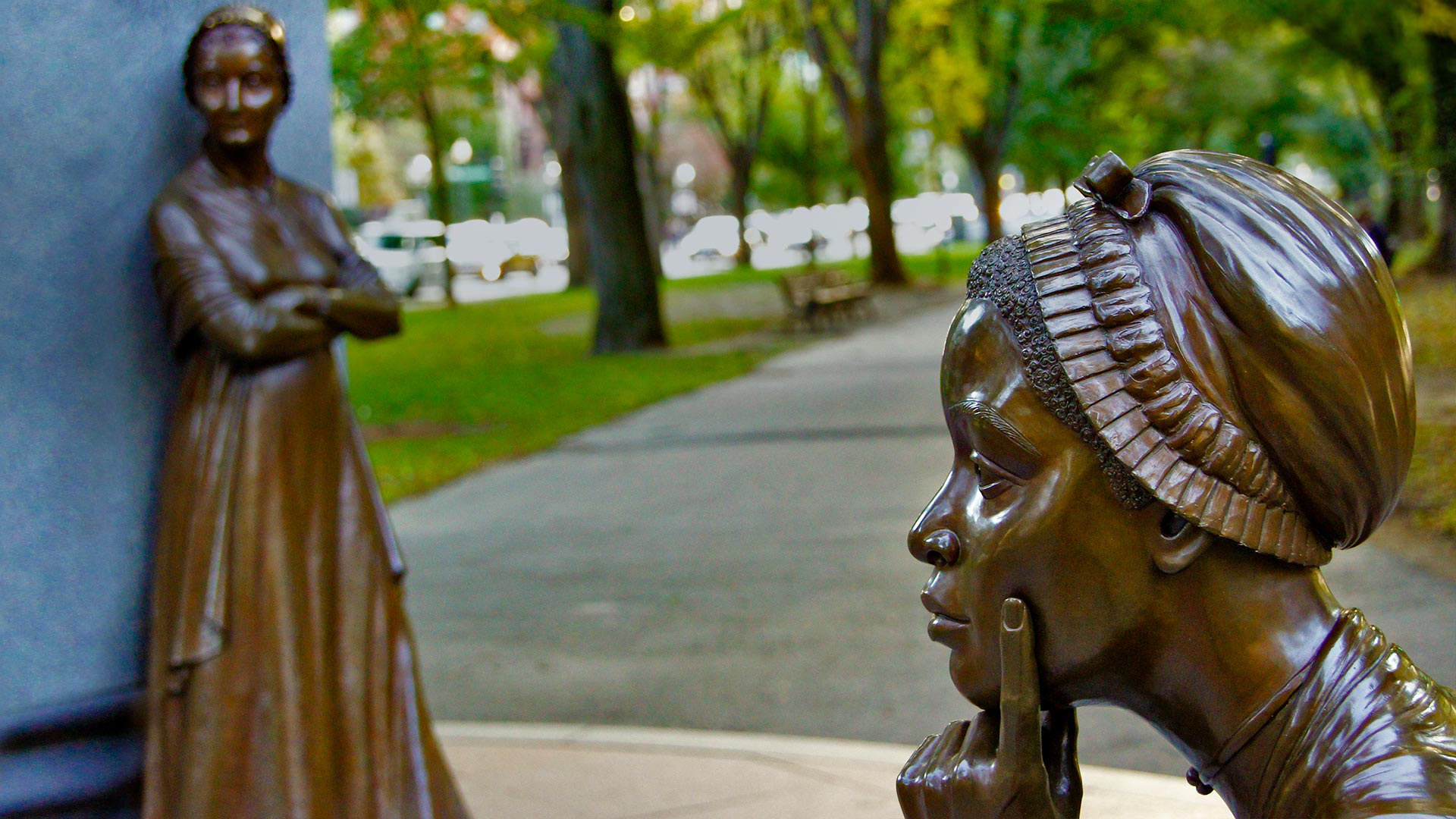 菲利斯·惠特利和阿比盖尔·亚当斯的雕像，马萨诸塞州波士顿妇女纪念馆 