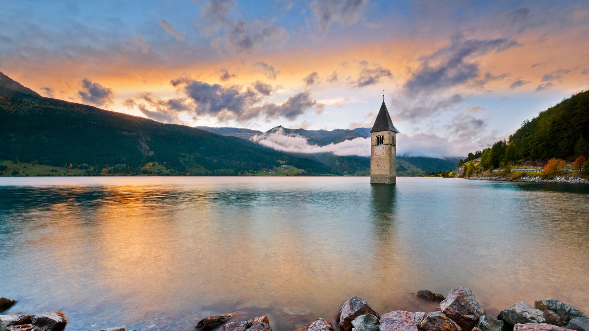 雷西亚湖上的钟楼 ，意大利博尔扎诺 