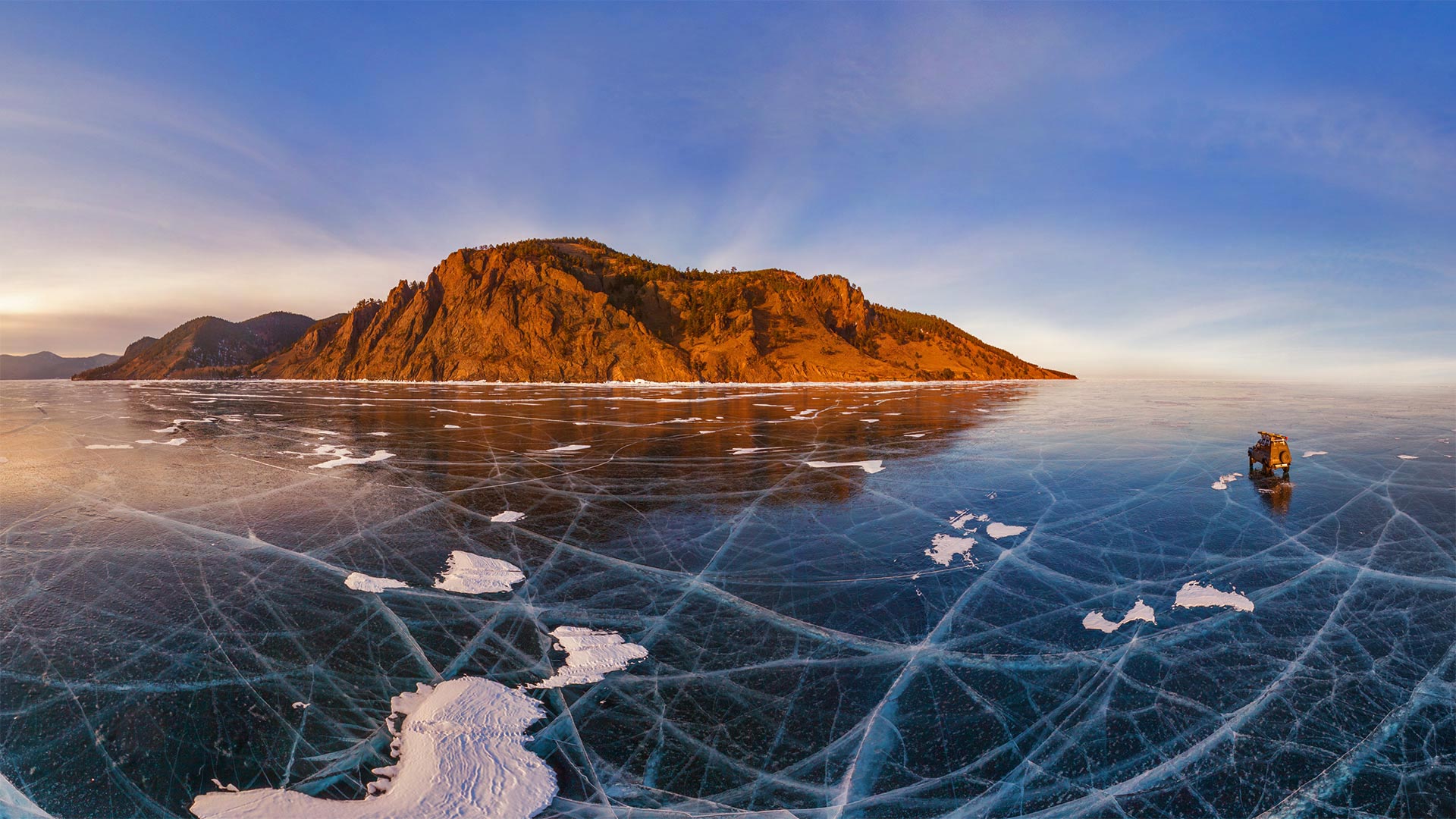 汽车穿过贝加尔湖冰面的鸟瞰图，俄罗斯 