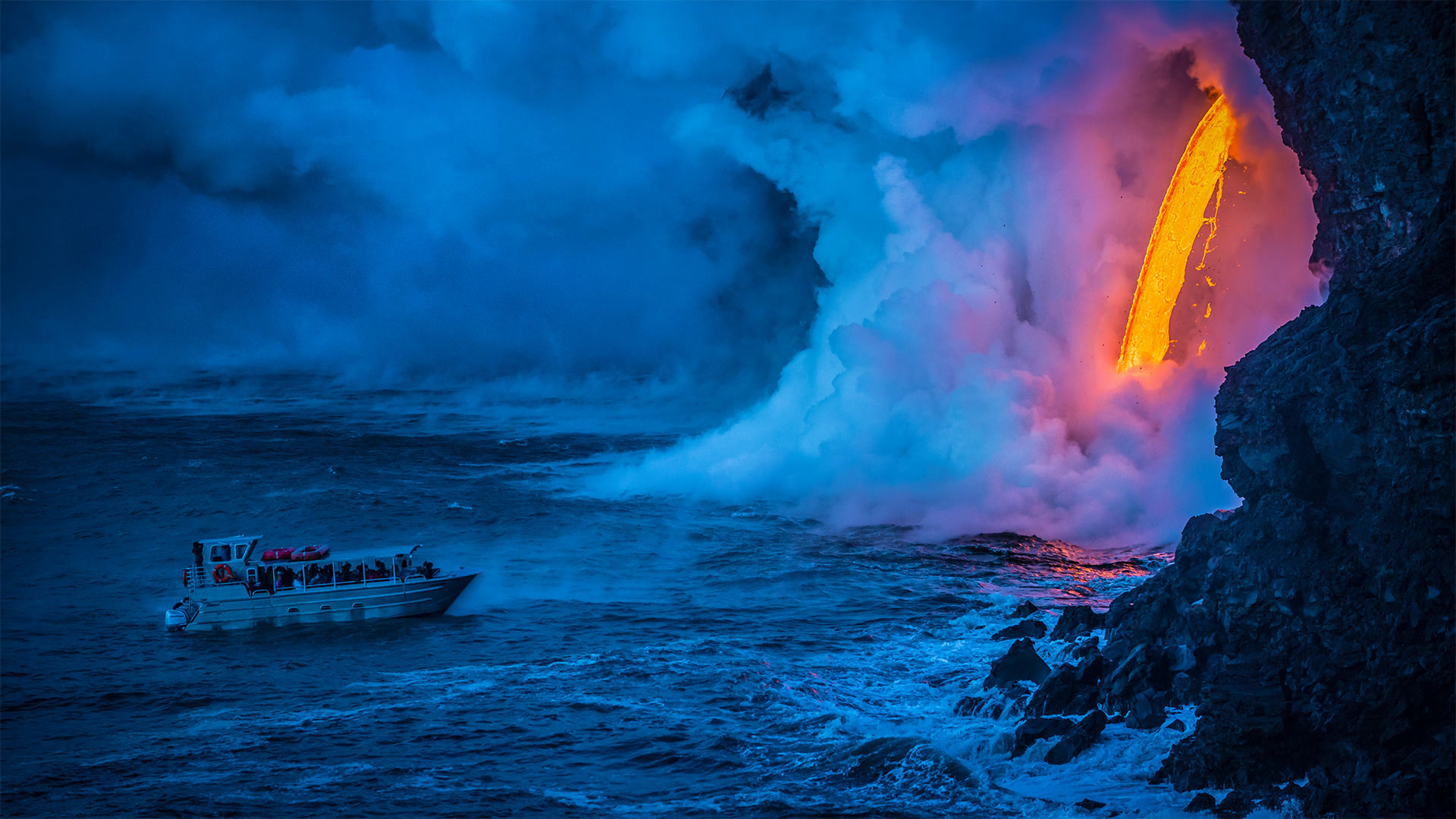 一艘游船经过时熔岩流撞击水面产生爆炸，夏威夷火山国家公园 