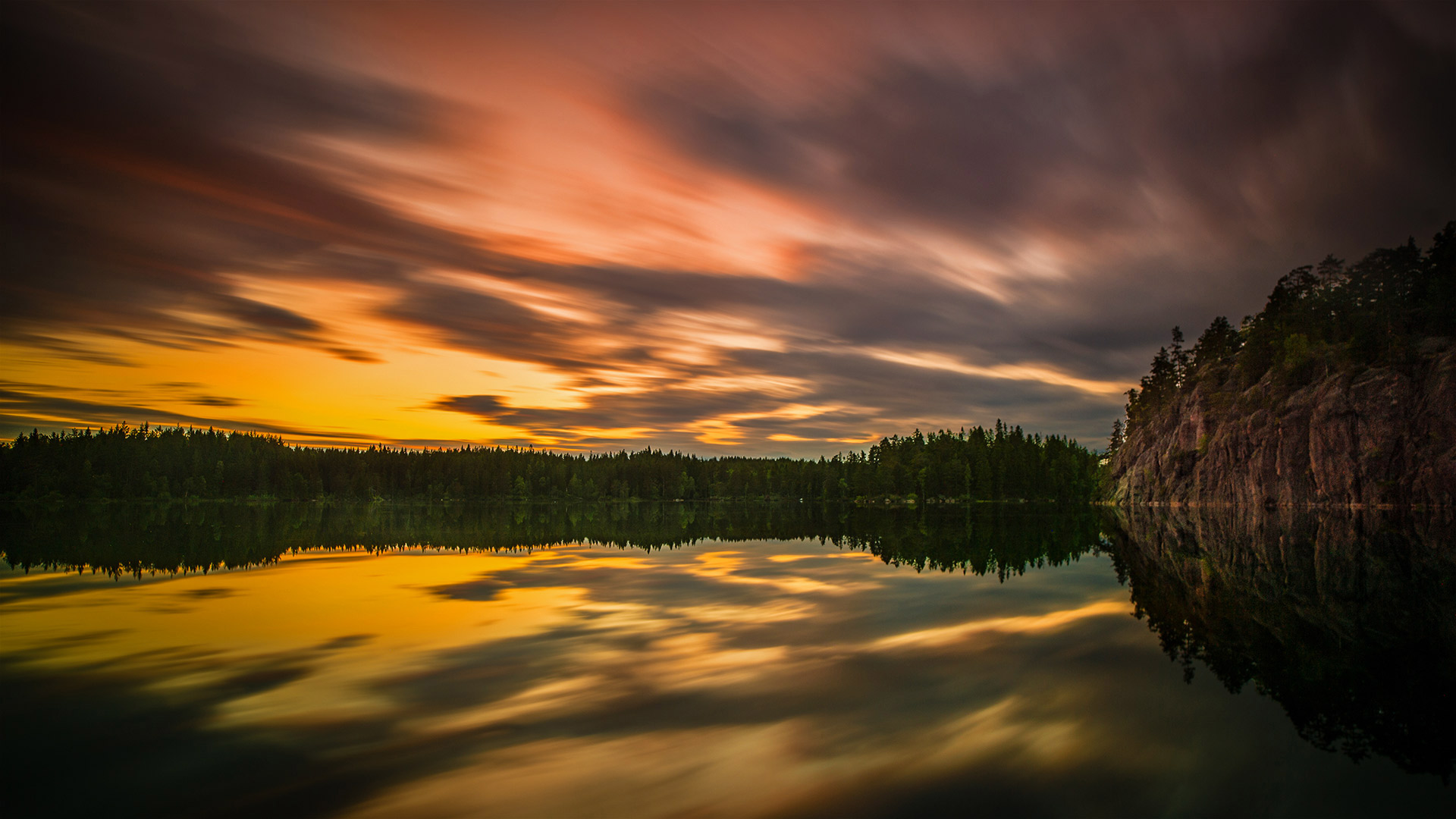 厄勒布鲁附近湖上的仲夏之光，瑞典 