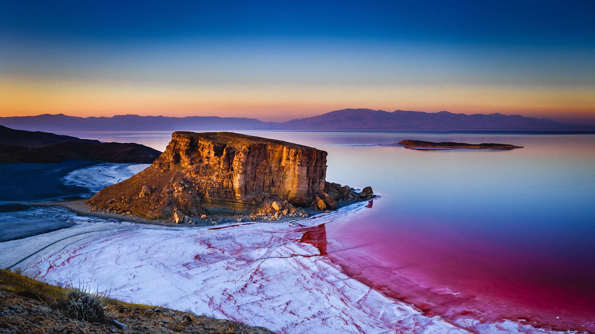 乌鲁米耶湖中的岩层，伊朗 