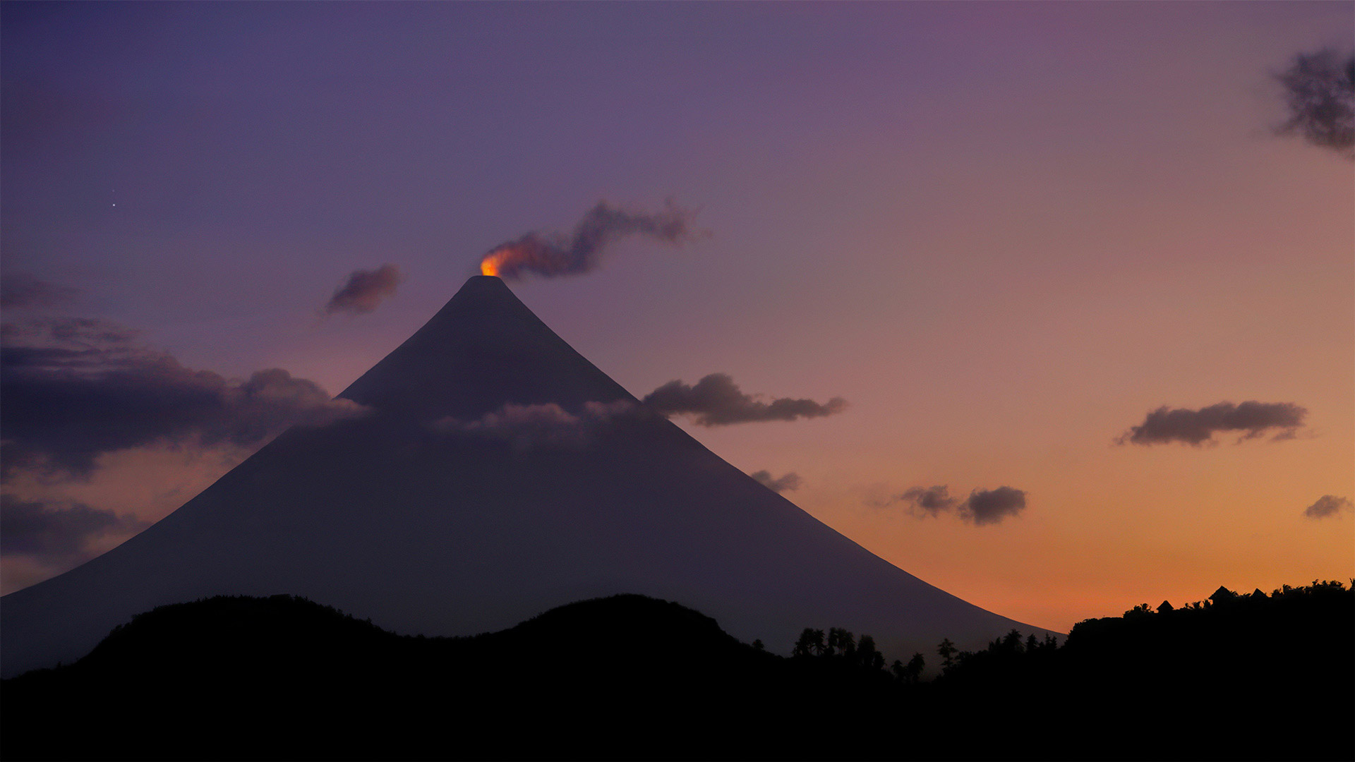 菲律宾马荣山的火山口冒烟 