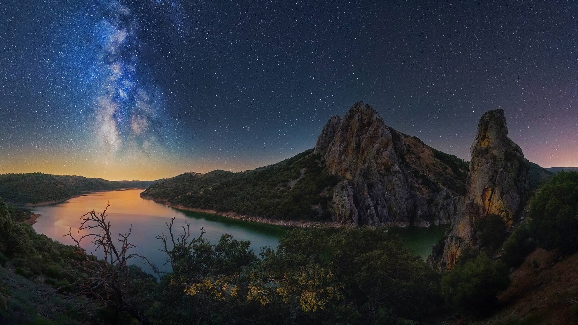 塔霍河上空的银河，西班牙蒙弗拉圭国家公园 