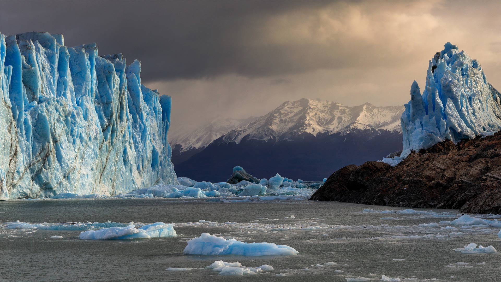 冰川国家公园中的佩里托莫雷诺冰川，阿根廷 