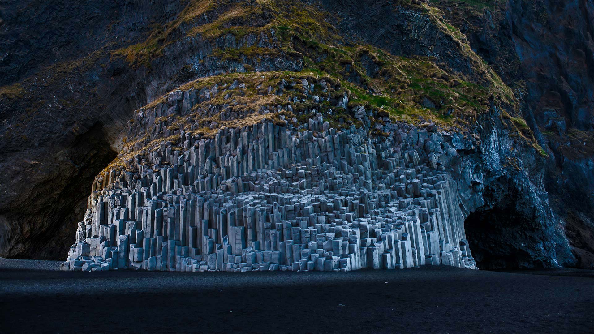 黑沙滩上Reynisdrangar的玄武岩，冰岛 