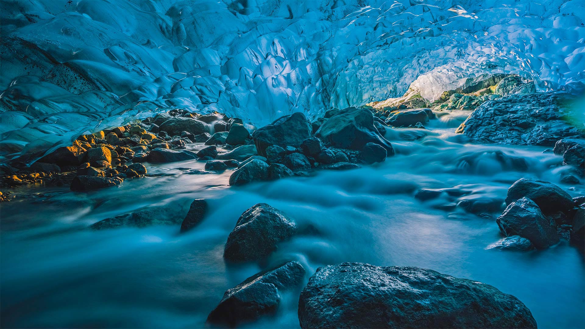 冰岛的冰川洞穴