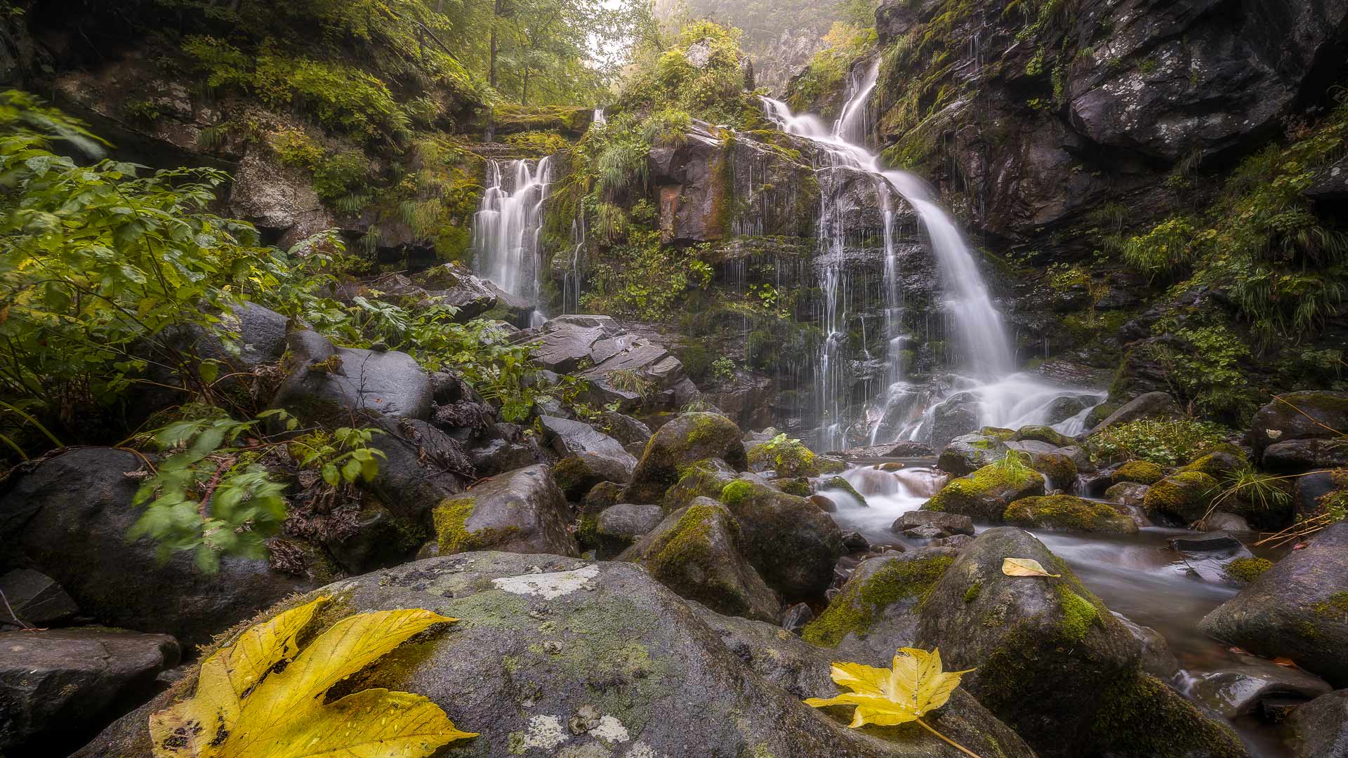 穿过群山的蜿蜒小路