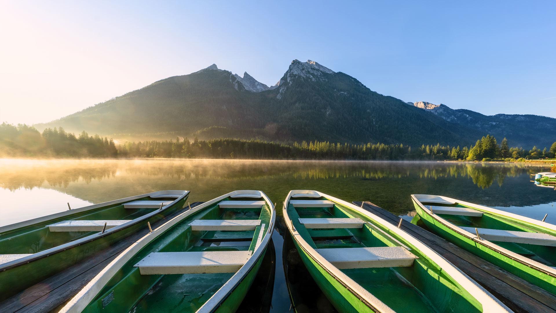 Boote, Berge und Bäume