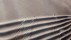 【2018-08-23】 港湾中的冲浪胜地 滑行在坦纳根海湾涌浪中的桨板冲浪运动，阿拉斯加州库克湾 (© Scott Dickerson/Tandem Motion + Stills)