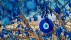 【2018-05-03】 驱走邪恶的魂灵 格雷梅国家公园里挂在树上装饰的邪眼护身符，土耳其卡帕多西亚 (© taratata/Getty Images)
